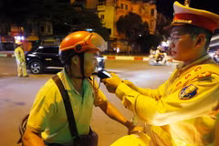 Cảnh sát Giao thông kiểm tra nồng độ cồn (Ảnh minh họa: Phạm Kiên/TTXVN)