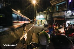 Một vị trí đường ngang có gác chắn đảm bảo an toàn chạy tàu. (Ảnh: Minh Sơn/Vietnam+)