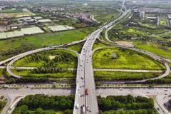 Nút giao giữa Quốc lộ 5 với Quốc lộ 1, đây là tuyến đường giao thông huyết mạch kết nối giữa thủ đô Hà Nội với các tỉnh thuộc vùng Đông Bắc đi qua huyện Gia Lâm. (Ảnh: Vũ Sinh/TTXVN)