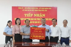 Ủy ban MTTQ Việt Nam tỉnh tiếp nhận kinh phí huyện Ea H'leo hỗ trợ đồng bào bị thiệt hại do cơn bão số 3. (Nguồn: báo Đắk Lắk)