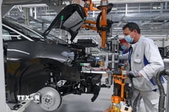 Người lao động Đức làm việc trong một nhà máy. (Ảnh: AFP/TTXVN)