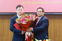 Thủ tướng Phạm Minh Chính trao Quyết định bổ nhiệm và tặng hoa chúc mừng Tổng Giám đốc Đài Truyền hình Việt Nam đối với ông Nguyễn Thanh Lâm. (Ảnh: Dương Giang/TTXVN)