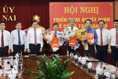 Bí thư Tỉnh ủy Đồng Nai Nguyễn Hồng Lĩnh; Chủ tịch UBND tỉnh Đồng Nai Võ Tấn Đức và lãnh đạo các cơ quan chúc mừng các đồng chí nhận quyết định về công tác cán bộ. (Nguồn: Báo Đồng Nai)