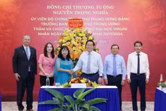 Ủy viên Bộ Chính trị, Bí thư Trung ương Đảng, Trưởng Ban Tuyên giáo Trung ương Nguyễn Trọng Nghĩa tặng hoa chúc mừng lãnh đạo Trường Đại học VinUni. (Ảnh: Phương Hoa/TTXVN)