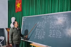 Hằng đêm, thầy Vàng Mí Cáy vẫn miệt mài “gieo cái chữ” ở lớp học xóa mù tại xã Sà Phìn. (Ảnh: Đức Thọ/TTXVN)