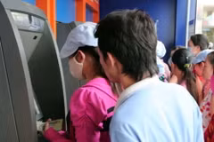 Toàn tỉnh hiện có 328 máy ATM, góp phần thực hiện chi trả trợ cấp an sinh xã hội không dùng tiền mặt. (Nguồn: báo Long An)