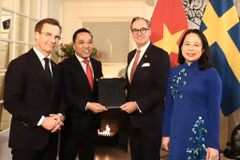 Phó Chủ tịch nước Võ Thị Ánh Xuân và Thủ tướng Vương quốc Thụy Điển Ulf Kristersson chứng kiến lễ trao Bản ghi nhớ hợp tác. (Ảnh: Phương Hoa/TTXVN)