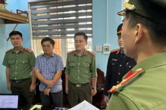 Cơ quan An ninh Điều tra, Công an tỉnh Quảng Bình tống đạt quyết định khởi tố bị can và bắt tạm giam đối với Nguyễn Viết Sơn. (Nguồn: báo Công an Nhân dân)