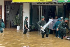 Cán bộ, chiến sỹ Ban chỉ huy Quân sự huyện Na Hang, tỉnh Tuyên Quang hỗ trợ người dân chuyển đồ đạc. (Ảnh: Hoàng Hải/TTXVN)