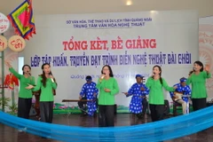 Tiết mục biểu diễn của các thành viên sau khi tham gia tập huấn bài chòi. (Ảnh: Đinh Hương/TTXVN)