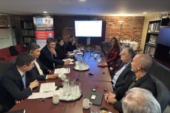 Đoàn Hội đồng dân tộc Quốc hội Việt Nam làm việc tại Alinea. (Ảnh: Hà Linh/TTXVN)