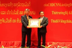 Bộ trưởng Bộ Khoa học và Công nghệ Lào đã trao tặng Huân chương Isala hạng Ba cho ông Trần Việt Thanh, Thứ trưởng Bộ Khoa học và Công nghệ Việt Nam. (Ảnh: Phạm Kiên/TTXVN)