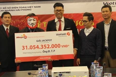 Vị khách đầu tiên trúng Jackpot tại Hà Nội đã nhận giải trị giá hơn 31 tỷ đồng. (Ảnh: Vietlott)