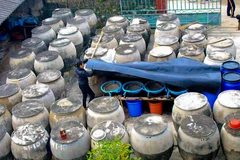 Người làm mắm tại Ba Làng, tỉnh Thanh Hóa đang hối hả rút nước mắm cốt, để kịp mùa cá cơm sắp tới. (Ảnh: Văn Quế/Vietnam+)