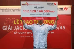 Ông N.T.L là khách hàng thứ 3 nhận giải Jackpot hơn trăm tỷ đồng. (Ảnh: Vietlott)