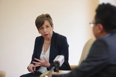 Bà Francesca Unsworth, Giám đốc BBC World Service Group trong cuộc trao đổi với Báo điện tử VietnamPlus, Thông tấn xã Việt Nam chiều 26/3.