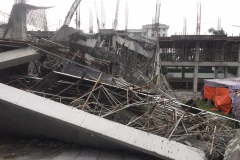 Theo quan sát, công trình này mới xây đến tầng thứ hai thì bị đổ sập. (Ảnh: PV/Vietnam+)