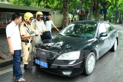 Bộ trưởng Chủ nhiệm Văn phòng Chính phủ Mai Tiến Dũng cho rằng, xe biển xanh lưu thông trên đường đã giảm nhiều. (Ảnh: TTXVN)