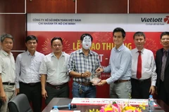 Khách hàng trúng giải Jackpot đầu tiên của năm 2017 đã nhận số tiền gần 44 tỷ đồng sau thuế. (Ảnh: Vietlott)