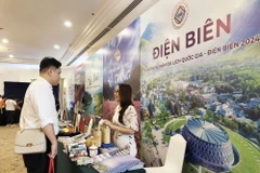 Gian hàng quảng bá du lịch của các tỉnh Tây Bắc mở rộng bên lề hội nghị. (Ảnh: Mỹ Phương/TTXVN)