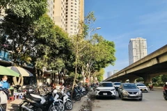 Ôtô đỗ tràn lan dưới lòng đường Vành đai 3, trước khu chung cư Kim Văn Kim Lũ (Hà Nội) (Ảnh: Tuyết Mai/TTXVN)