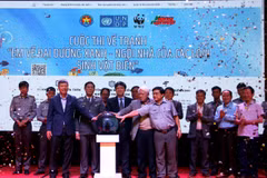 Các đại biểu và các chuyên gia khởi động website về bảo tồn biển. (Ảnh: Trịnh Bang Nhiệm/TTXVN)
