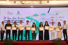 Trao giải thưởng Báo chí viết về du lịch Thành phố Hồ Chí Minh cho các tác giả đoạt giải ở loại hình Báo in – Báo điện tử. (Ảnh: Thu Hương/TTXVN)