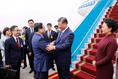 Ủy viên Bộ Chính trị, Thủ tướng Chính phủ Phạm Minh Chính đón Tổng Bí thư, Chủ tịch nước Trung Quốc Tập Cận Bình và Phu nhân tại Sân bay Quốc tế Nội Bài. (Ảnh: Dương Giang/TTXVN)