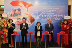 Các đại biểu cắt băng khai trương triển lãm Cuộc thi ảnh, video "Việt Nam hạnh phúc - Happy Vietnam". (Ảnh: Hoàng Hiếu/TTXVN)