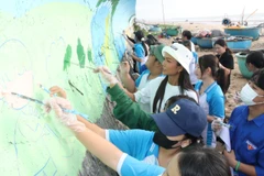 Hoa hậu Hoàn vũ Việt Nam 2017 H'Hen Niê cùng các tình nguyện viên tham gia vẽ tranh hưởng ứng công tác bảo vệ môi trường. (Ảnh: TTXVN phát)