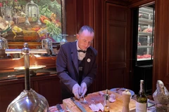 Đội ngũ làm bếp của nhà hàng với khoảng 90 người, đảm nhiệm tất cả các khâu chế biến theo đúng bản sắc Pháp. (Ảnh: Nguyễn Thu Hà/TTXVN)