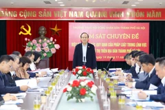 Chủ tịch Hội đồng Nhân dân thành phố Hà Nội Nguyễn Ngọc Tuấn cùng các đại biểu Hội đồng Nhân dân trong một buổi giám sát. (Ảnh: Nguyễn Cúc/TTXVN)