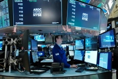 Hoạt động tại Sàn Giao dịch Chứng khoán New York, Mỹ. (Ảnh: AFP/TTXVN)