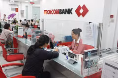Khách hàng giao dịch tại Ngân hàng TechcomBank. (Ảnh: Thanh Tân/TTXVN)