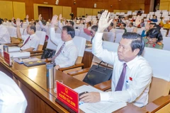 Các đại biểu HĐND tỉnh Bà Rịa-Vũng Tàu biểu quyết thông qua tờ trình về dự kiến danh sách những người được lấy phiếu tín nhiệm. (Ảnh: Đoàn Mạnh Dương/TTXVN)