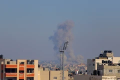Khói bốc lên sau cuộc không kích của Israel xuống Dải Gaza ngày 15/12/2023. (Ảnh: THX/TTXVN)