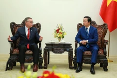 Phó Thủ tướng Trần Hồng Hà tiếp ông Robert McIntosh, Phó Chủ tịch cấp cao Tập đoàn Dell. (Ảnh: TTXVN)
