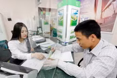 Khách hàng giao dịch tại Vietcombank Hà Nội. (Ảnh: Trần Việt/TTXVN)