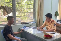 Tài xế Đặng Văn Dũng (sinh năm 1991, quê Thái Bình) đang làm việc với cơ quan chức năng. (Ảnh: TTXVN phát)
