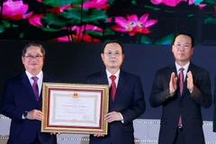 Chủ tịch nước Võ Văn Thưởng trao tặng Huân chương Lao động hạng Nhất cho Đảng bộ, chính quyền và nhân dân thành phố Cần Thơ. (Ảnh: Thống Nhất/TTXVN)