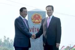 Thủ tướng Nguyễn Tấn Dũng và Thủ tướng Campuchia Hun Sen tại buổi lễ. (Ảnh: Trọng Đức/TTXVN)