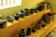 Những hiện vật khai quật được trong lòng đất Thành nhà Hồ. (Ảnh: Tiến Dũng/TTXVN)