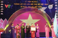 Phó Thủ tướng Nguyễn Xuân Phúc trao Huân chương Độc lập hạng Nhất cho Trung ương Hội Liên hiệp Phụ nữ Việt Nam. (Ảnh: Phương Hoa/TTXVN)