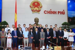 Phó Thủ tướng Vũ Văn Ninh chụp ảnh lưu niệm với các doanh nhân. (Ảnh: Doãn Tấn/TTXVN)