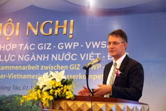 Ông Gunther Adler, Quốc vụ khanh Bộ Liên bang về môi trường, xây dựng, bảo tồn thiên nhiên và an toàn hạt nhân Đức phát biểu. (Ảnh: Đoàn Mạnh Dương/TTXVN)