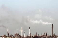 Nhà máy lọc dầu của hãng Shell tại Pulau Bukom, Singapore. (Nguồn" AFP/TTXVN)