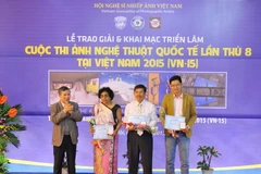 Trao giải cho các tác giả đoạt Huy chương Vàng. (Ảnh: Minh Đức/TTXVN)