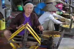 Công đoạn quay tơ. (Ảnh: Thanh Thương/TTXVN) 