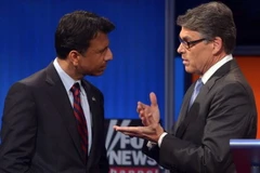 Thống đốc bang Louisiana, Bobby Jindal và cựu thống đốc Texas Rick Perry trong cuộc tranh luận ngày 6/8 tại sân vận động Quicken Loans, Cleveland. (Nguồn: AFP)