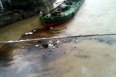 Long An: Khẩn cấp xử lý hơn 10.000 lít dầu tràn ra sông Vàm Cỏ